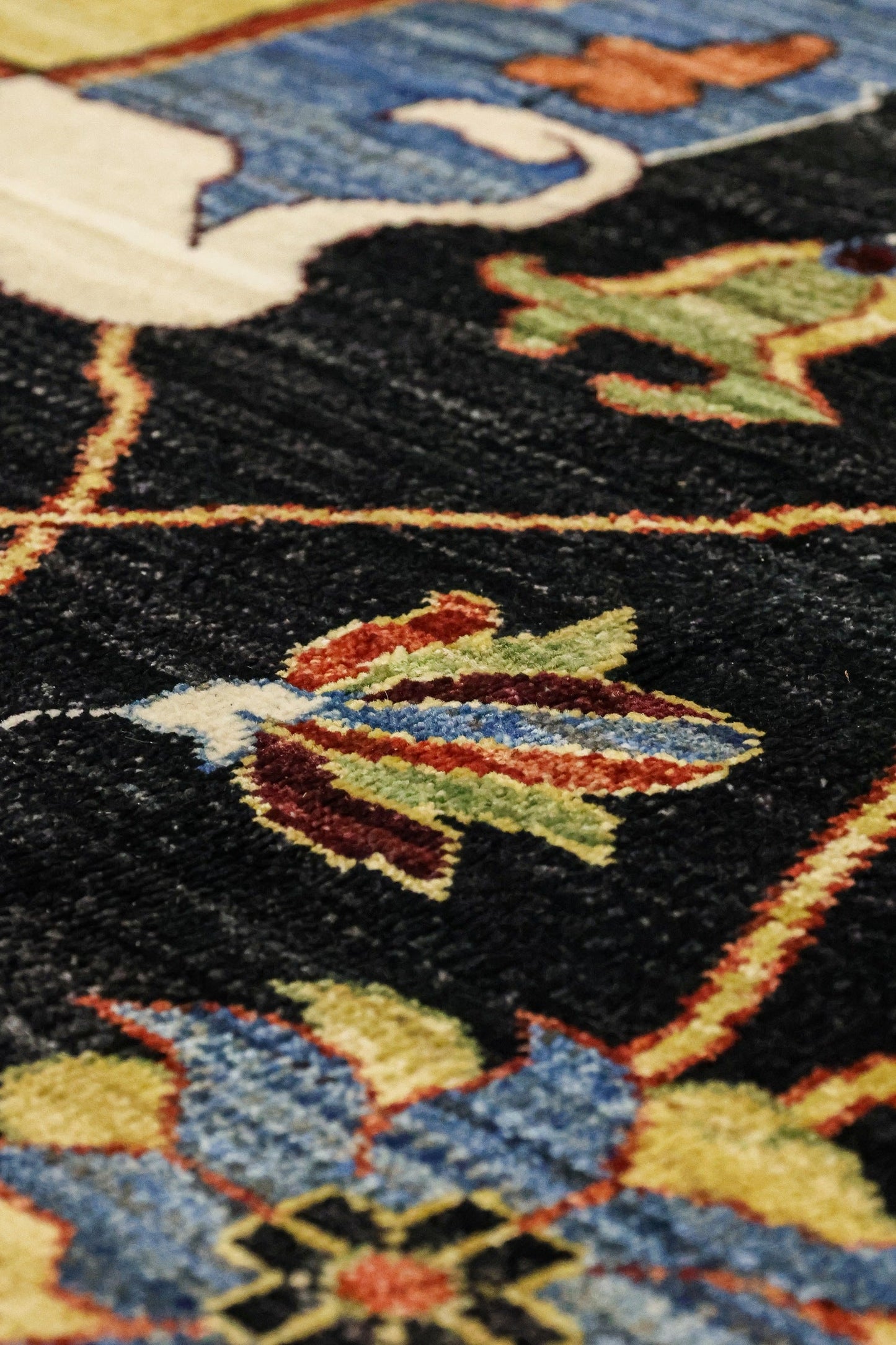 Vase Handwoven Traditional Rug, J81343