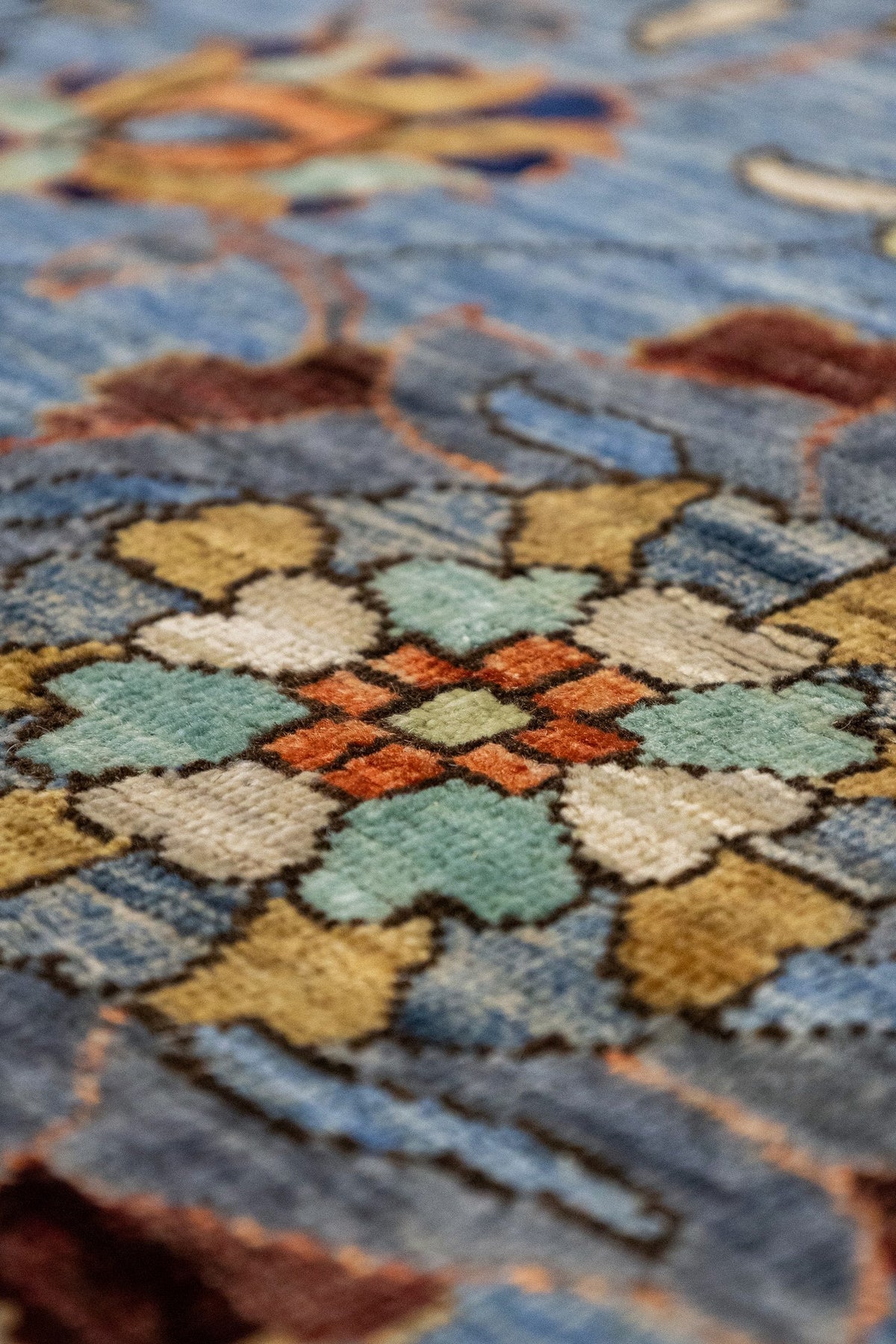 Vase Tabriz Handwoven Traditional Rug, J86085