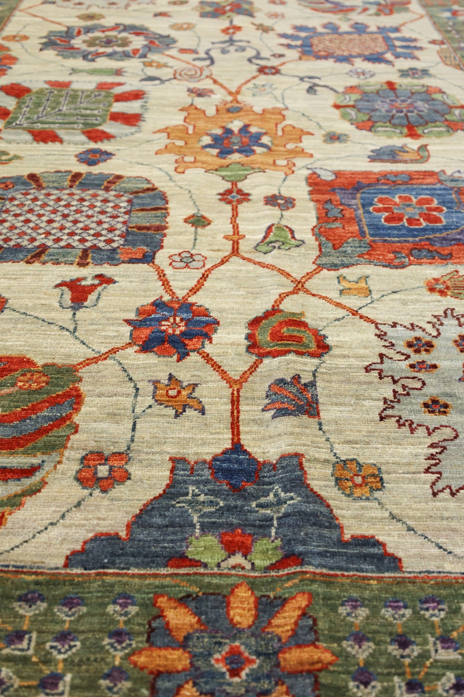 Vase Tabriz Handwoven Traditional Rug, J71297