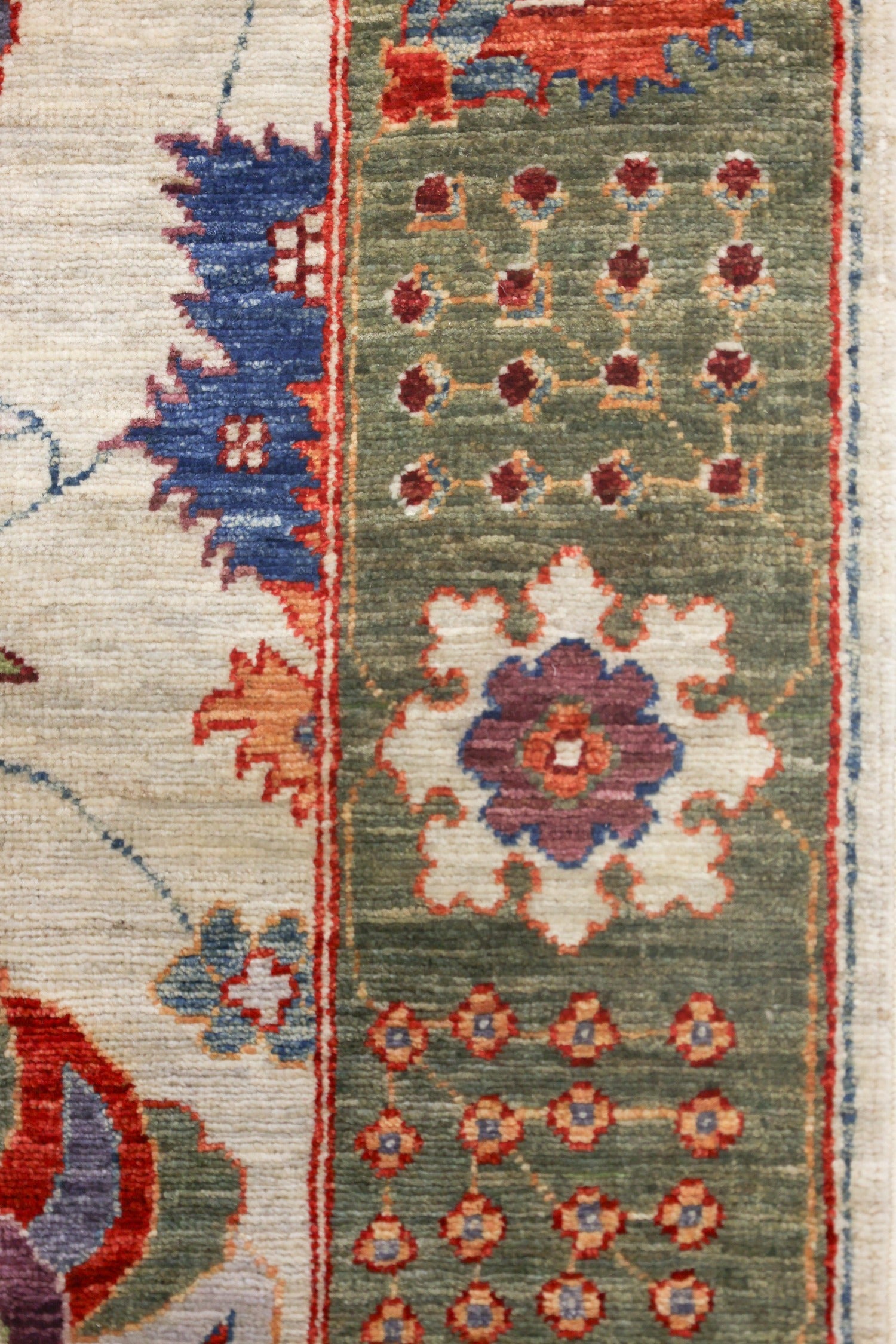 Vase Tabriz Handwoven Traditional Rug, J73027