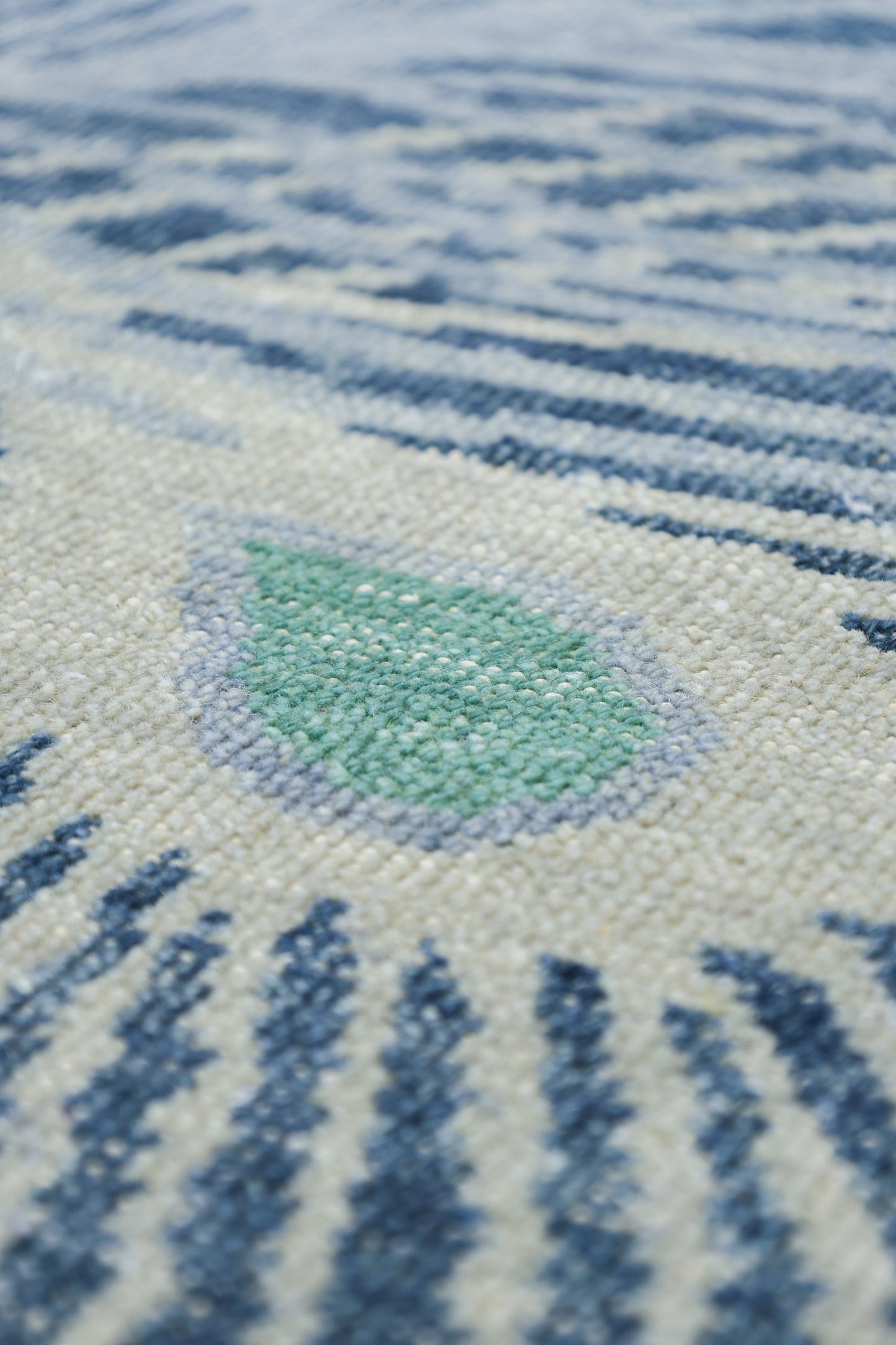 Peacock Feather Handwoven Transitional Rug, J80018