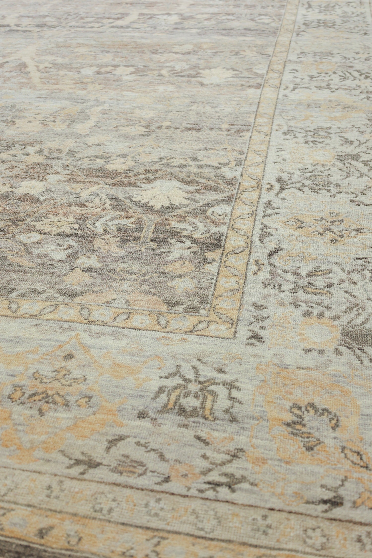 Sultanabad Handwoven Transitional Rug, J72024