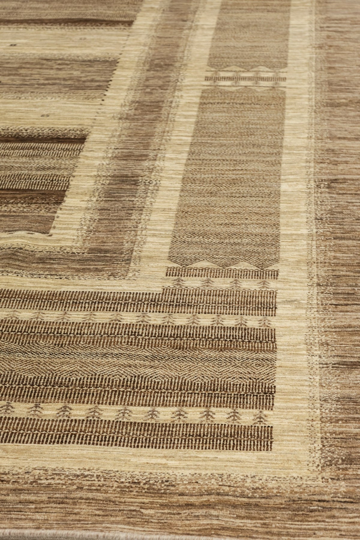 Gabbeh Handwoven Tribal Rug, J81023