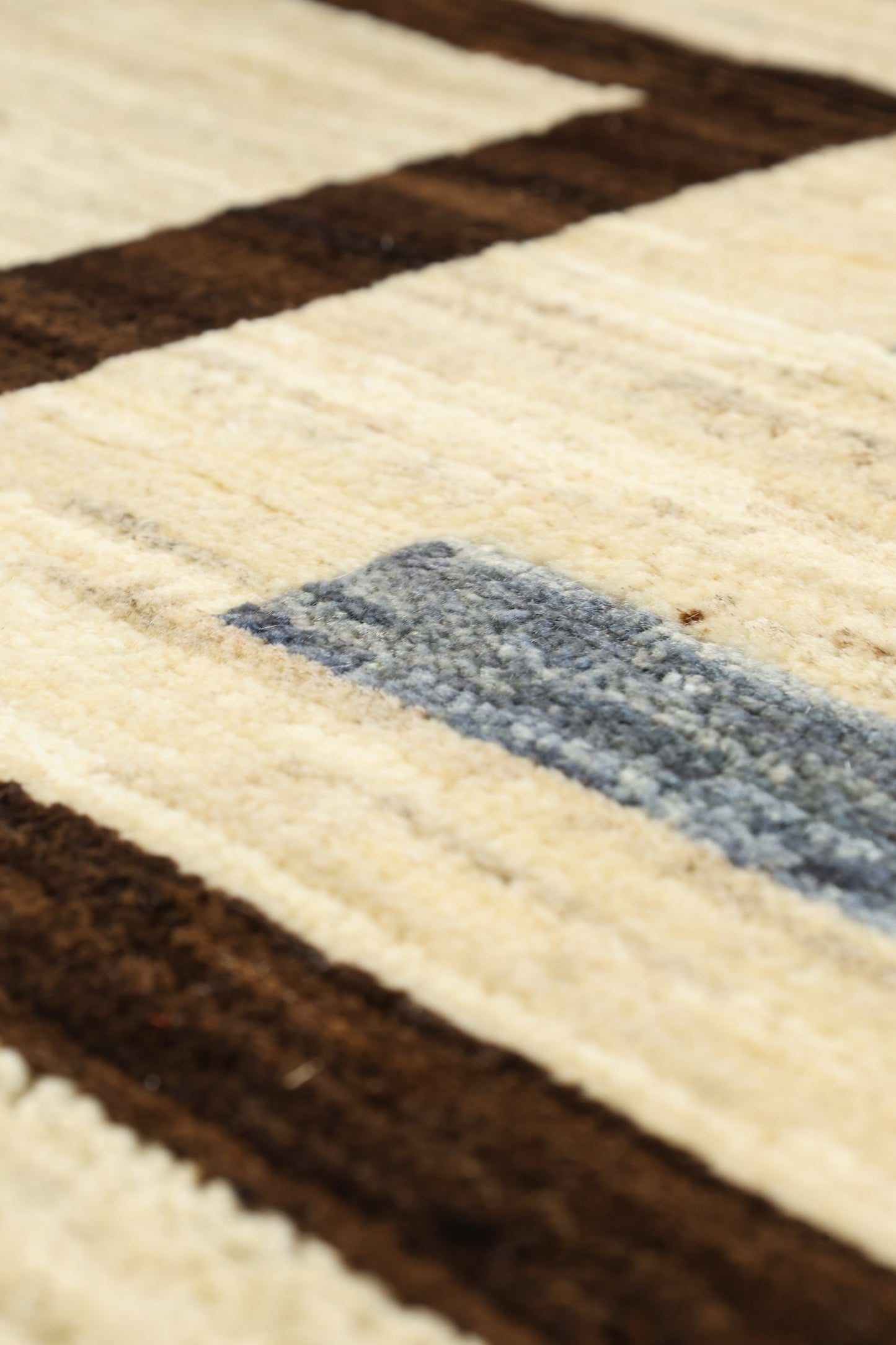 Navajo Handwoven Tribal Rug, J81029