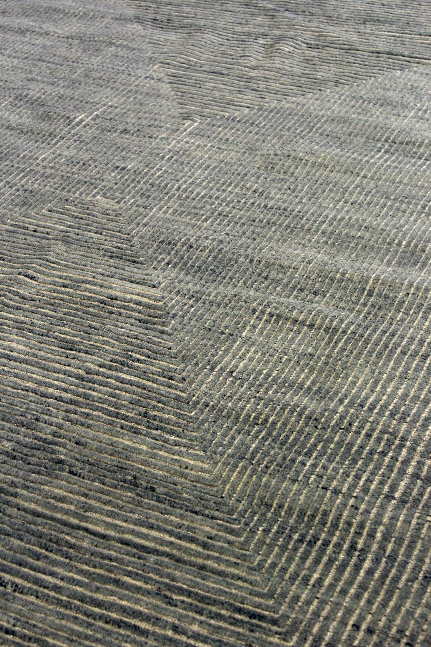 Pyramid Handwoven Contemporary Rug, J69408