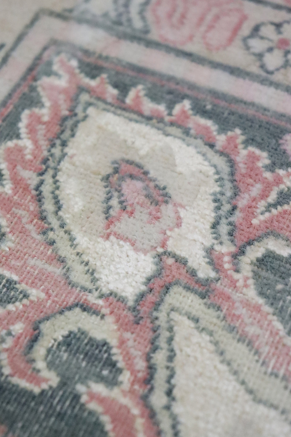 Vintage Agra Handwoven Traditional Rug, J68009