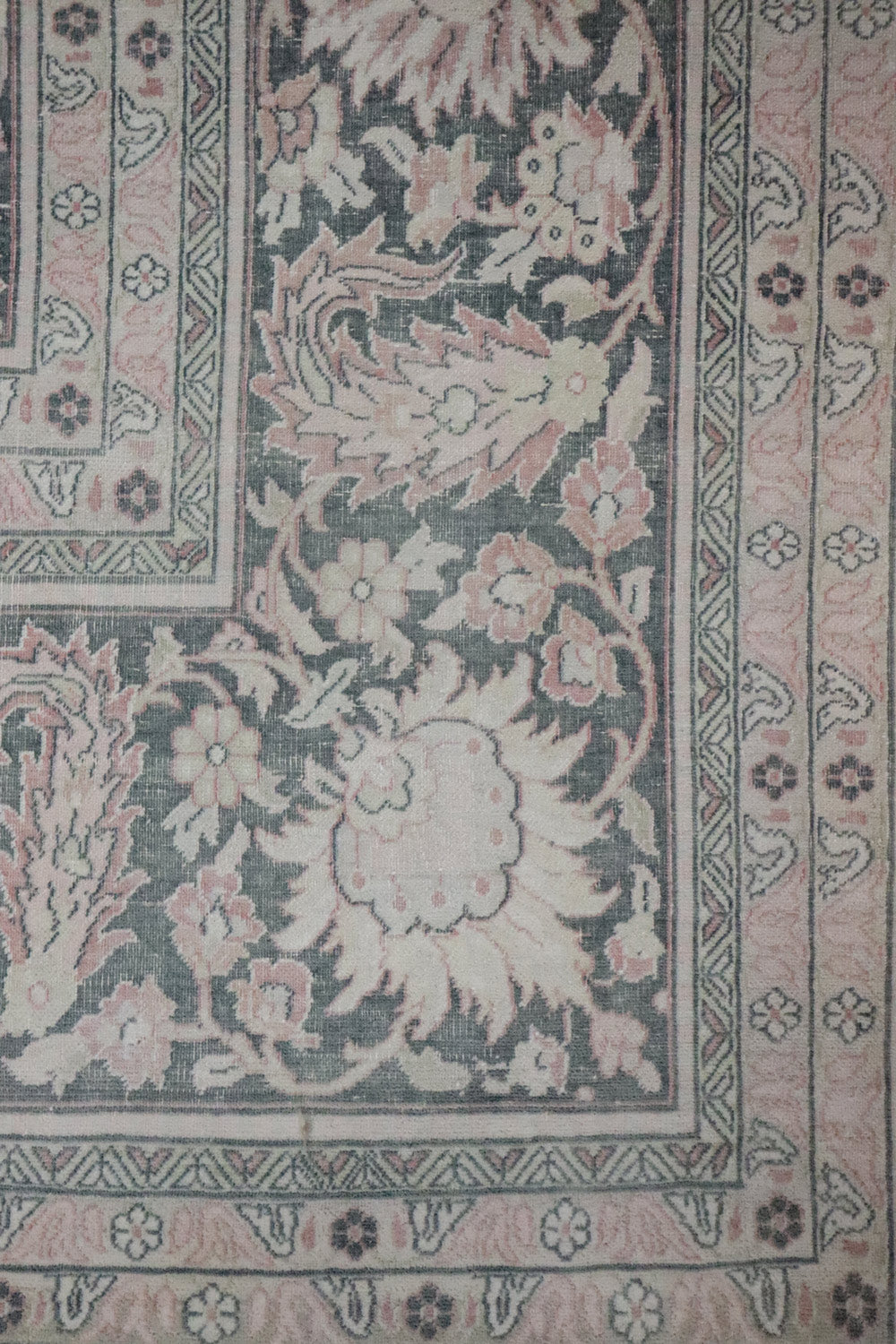 Vintage Agra Handwoven Traditional Rug, J68009