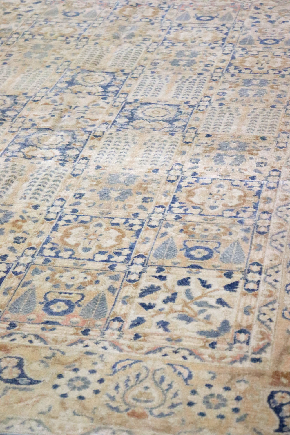 Vintage Bakhtiari Handwoven Traditional Rug, J66958