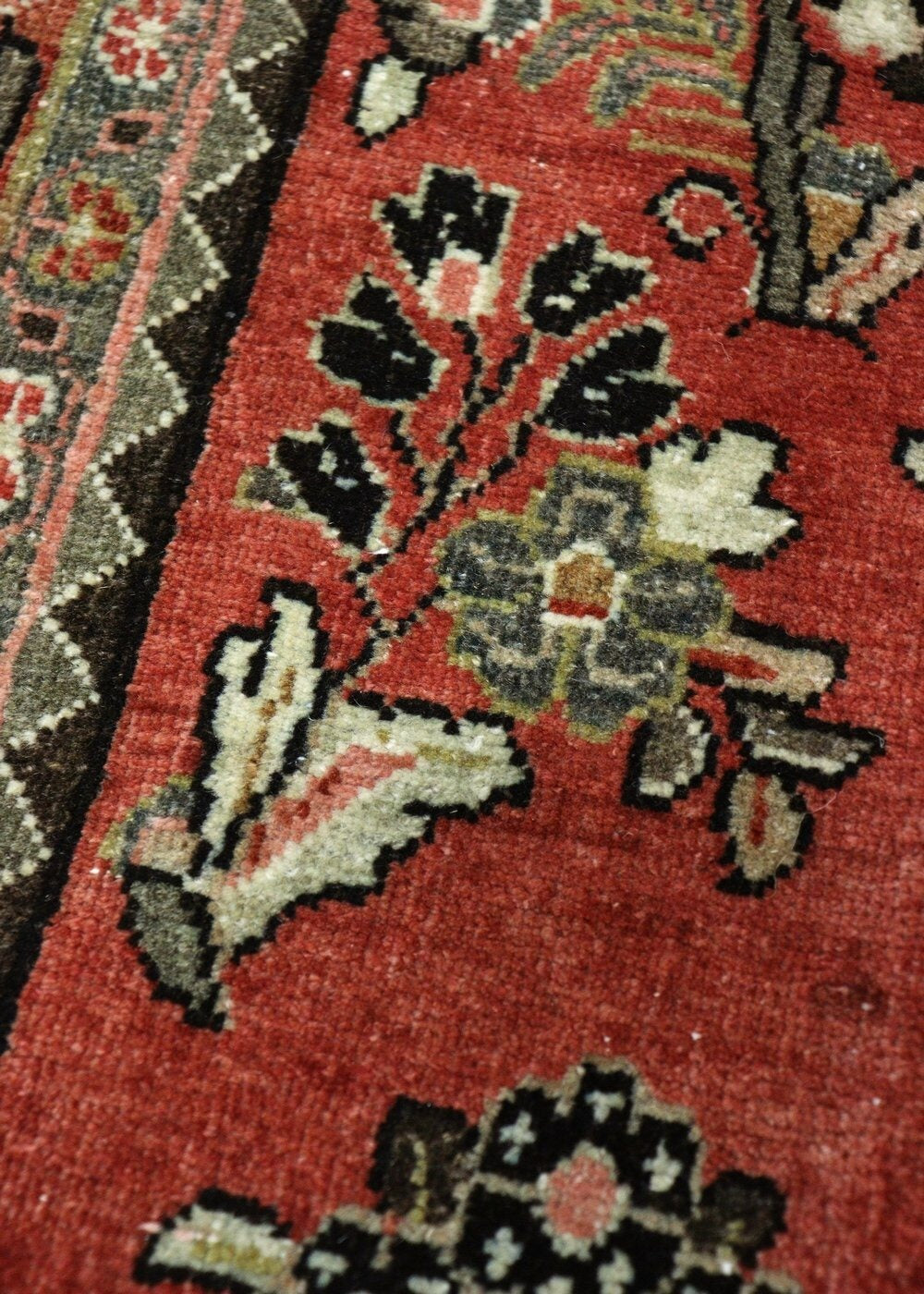 Vintage Sarouk Handwoven Traditional Rug, J68616