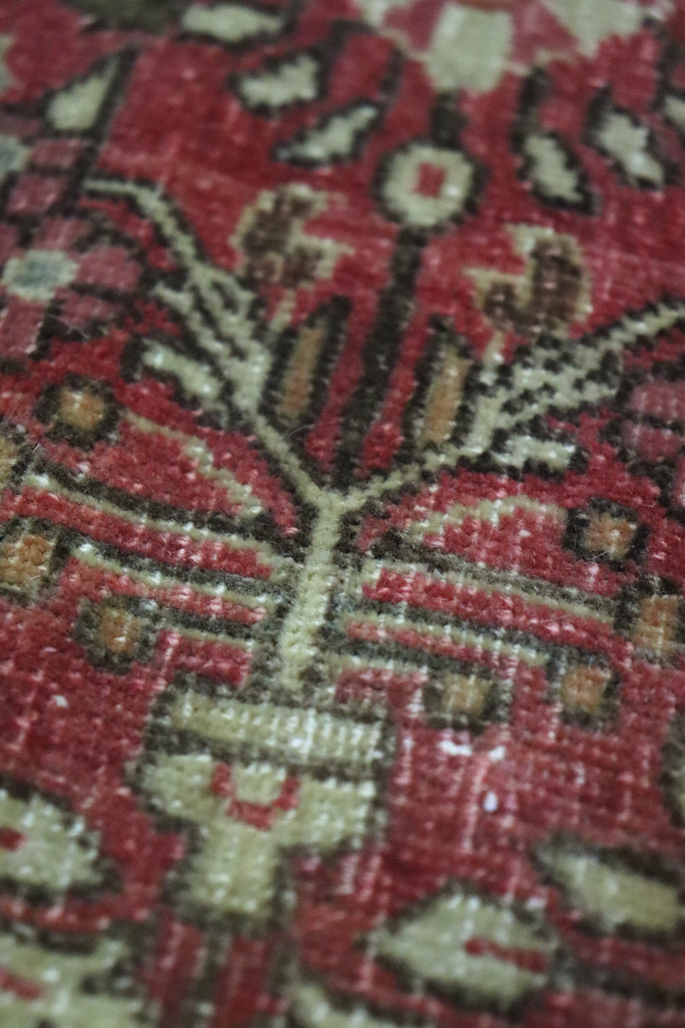 Vintage Sarouk Handwoven Traditional Rug, J67997