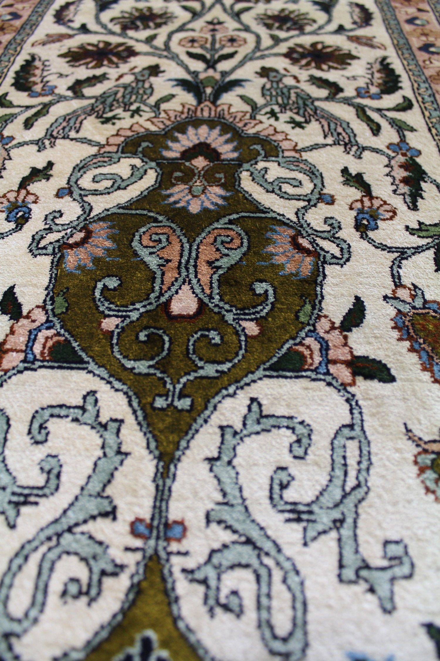 Silk Vase Handwoven Traditional Rug, J62855