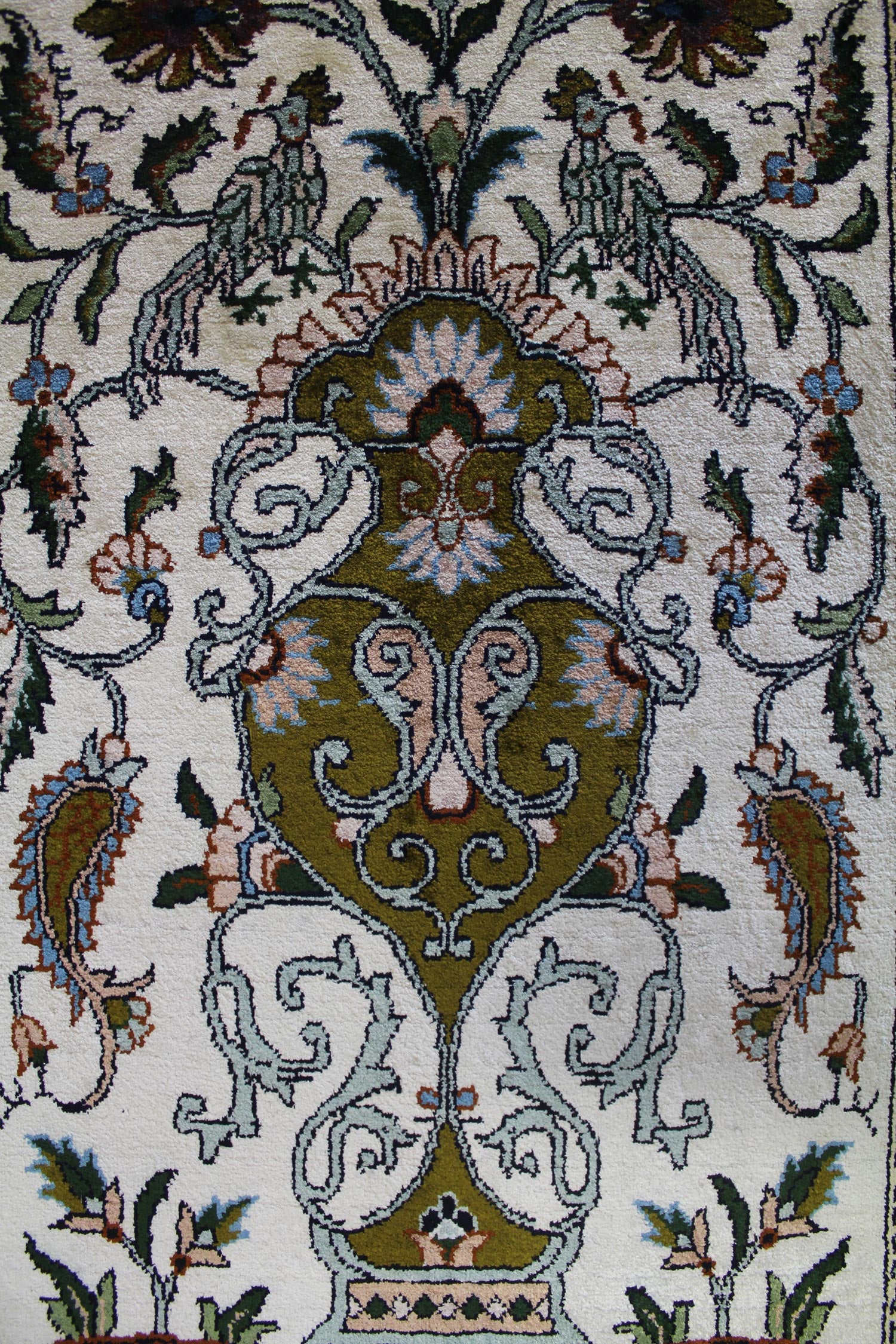 Silk Vase Handwoven Traditional Rug, J62855