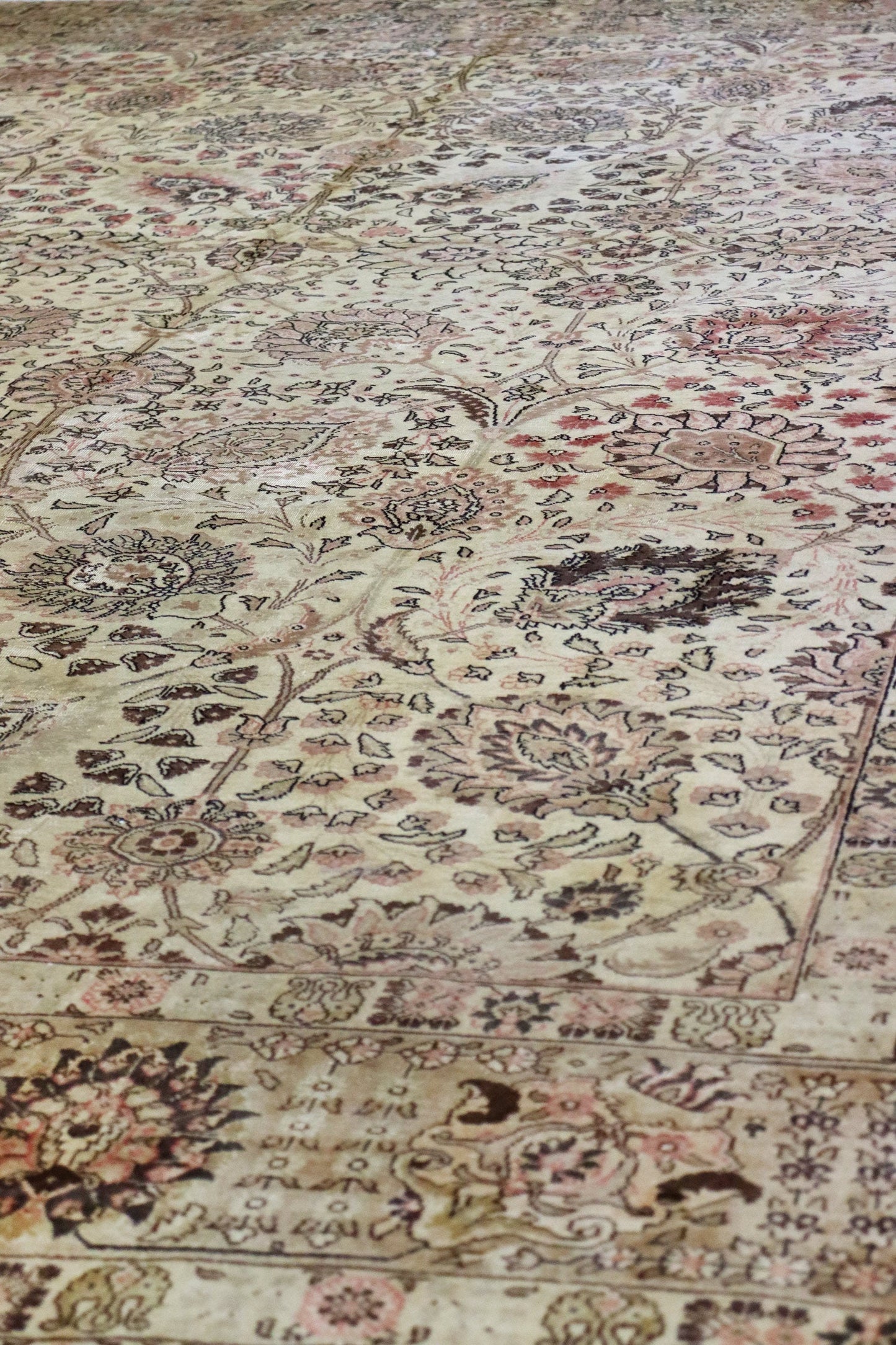 Antique Tabriz Handwoven Traditional Rug, J65484