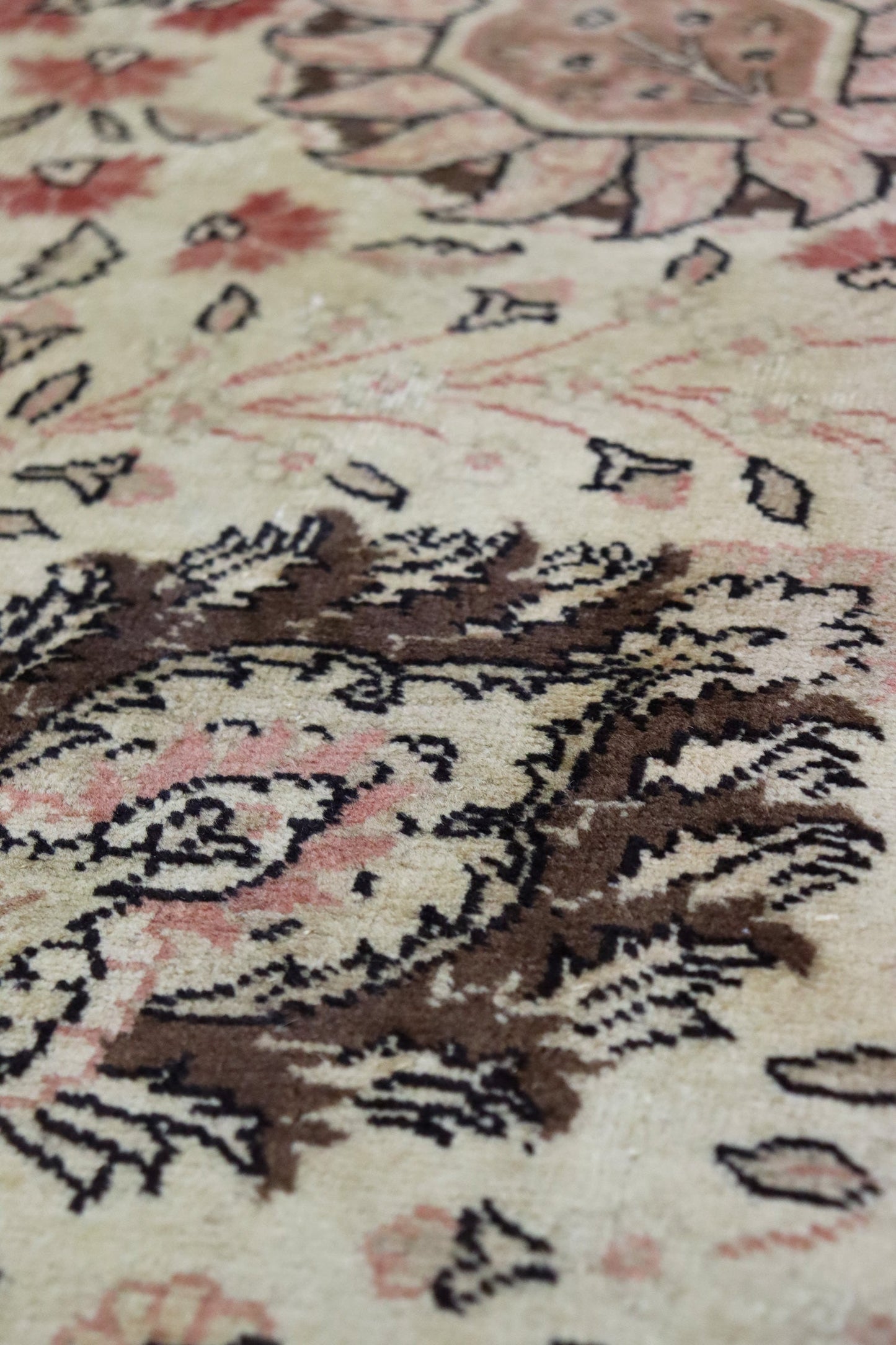 Antique Tabriz Handwoven Traditional Rug, J65484